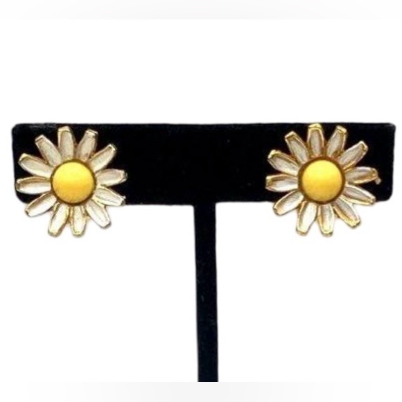 VINTAGE 1950s WEISS Daisy Flower Enamel + Lucite Clip On Earrings - Picture 2 of 5